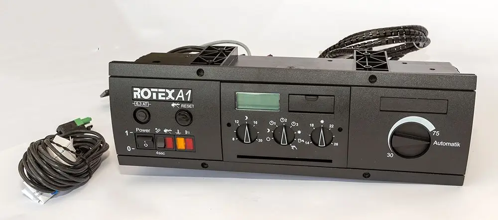 Schaltfeld von Daikin, ausgestattet mit mehreren Drehreglern und Display, zur Steuerung von Heizsystemen, ideal für ROTEX A1 Öl-Brennwertkessel.